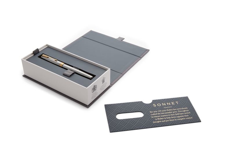 Parker Sonnet Penna Stilografica in Acciaio Inossidabile con Finiture in Oro, Pennino Fine, Colore Argento, Confezione Regalo
