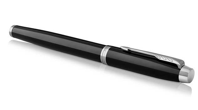 Parker IM Penna Stilografica Media (M) Nero Laccato con Finiture Cromate - Confezione Regalo