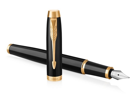 Parker IM Penna Stilografica Nero Laccato con Dettagli in Oro, Pennino Medio, Inchiostro Blu, Confezione Regalo