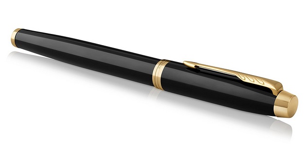 Parker IM Penna Stilografica Nero Laccato con Dettagli in Oro, Pennino Medio, Inchiostro Blu, Confezione Regalo