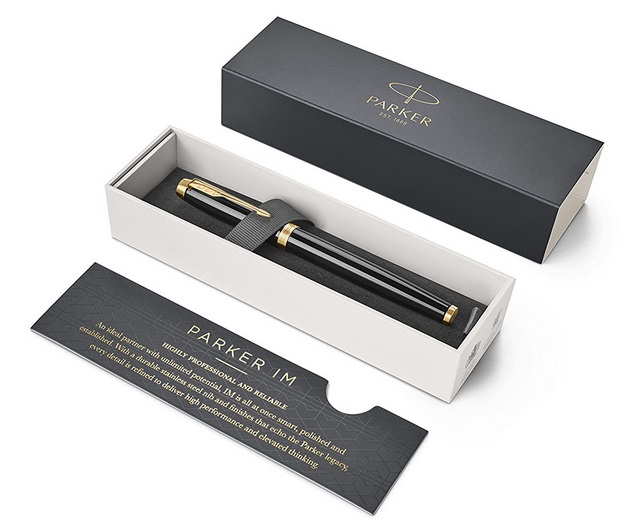 Parker IM Penna Stilografica Nero Laccato con Dettagli in Oro, Pennino Medio, Inchiostro Blu, Confezione Regalo