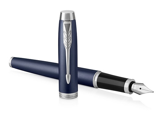 Parker IM Penna Stilografica Punta Media Blu con Ricarica di Inchiostro, Confezione Regalo, Design Blu Opaco e Dettagli Cromati