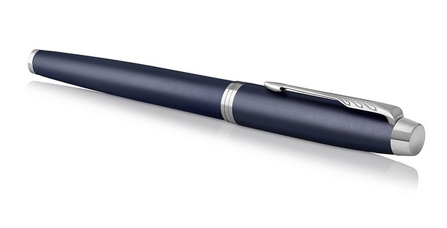 Parker IM Penna Stilografica Punta Media Blu con Ricarica di Inchiostro, Confezione Regalo, Design Blu Opaco e Dettagli Cromati