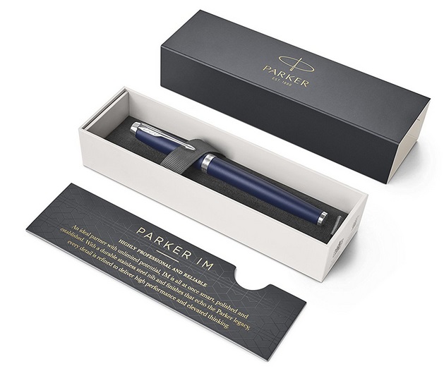 Parker IM Penna Stilografica Punta Media Blu con Ricarica di Inchiostro, Confezione Regalo, Design Blu Opaco e Dettagli Cromati