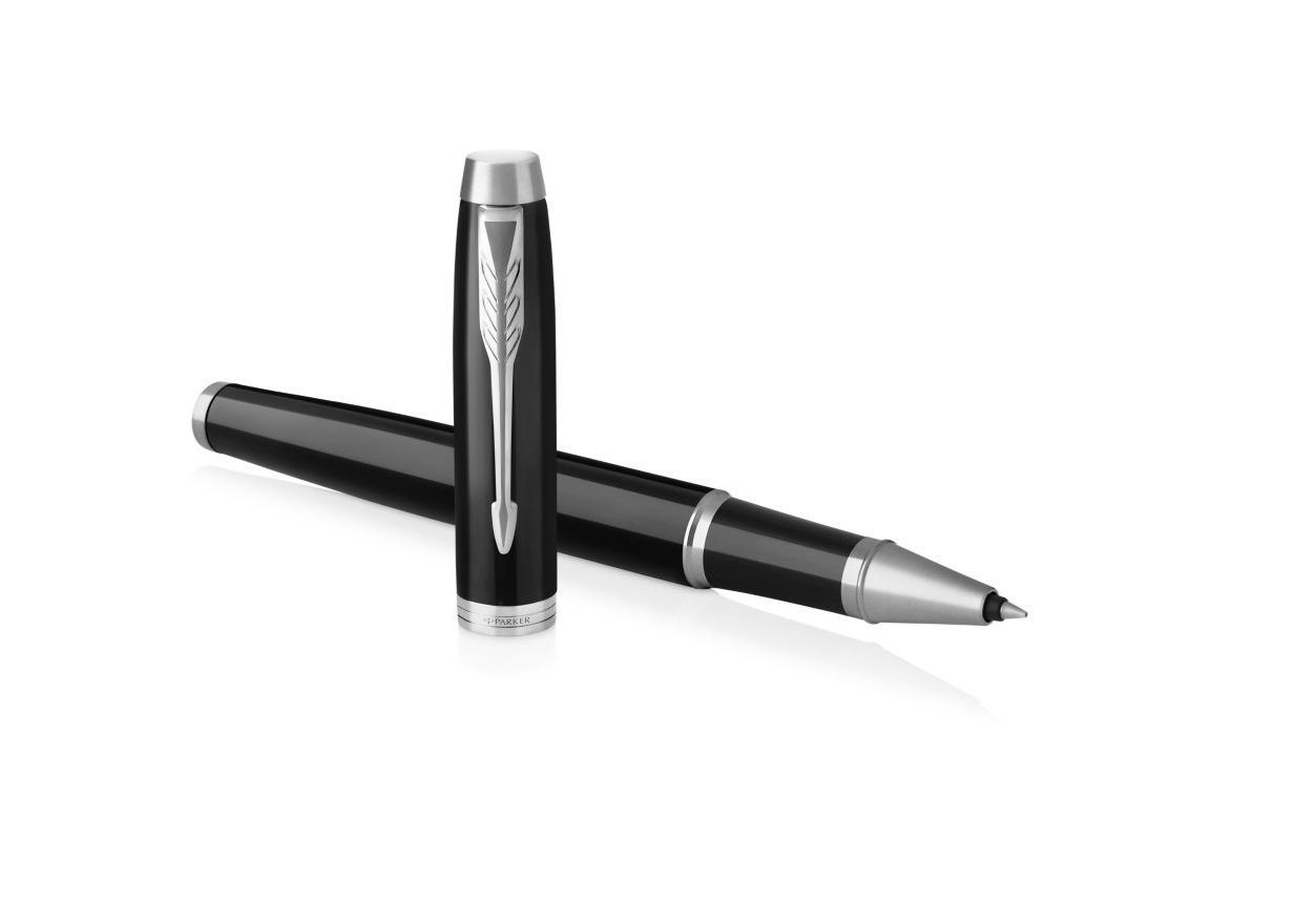 Parker IM Penna Roller Nero Laccato con Finiture Cromate, Punta Fine e Inchiostro Nero - Elegante Confezione Regalo
