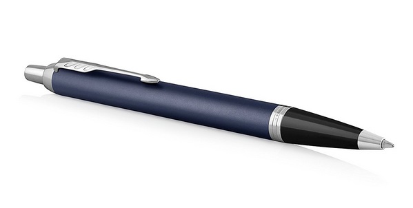 Parker IM Penna a Sfera - Punta Media, Inchiostro Blu, Design Blu Opaco con Dettagli Cromati, Inclusi Refill e Astuccio