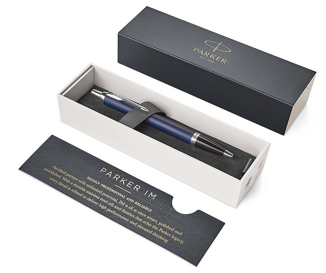 Parker IM Penna a Sfera - Punta Media, Inchiostro Blu, Design Blu Opaco con Dettagli Cromati, Inclusi Refill e Astuccio