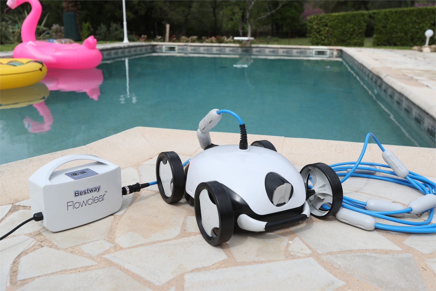 Bestway Falcon 58479 - Robot per piscina bianco, pulitore elettrico per piscine fino a 38 m² e 2 metri di profondità