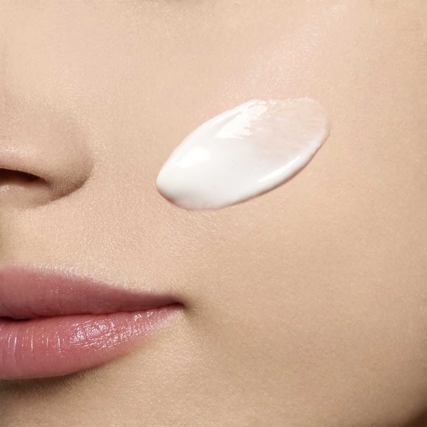 Clarins Bright Plus Emulsion 75ml - Emulsione Idratante Anti-Macchie per Viso, Adatta a Tutti i Tipi di Pelle