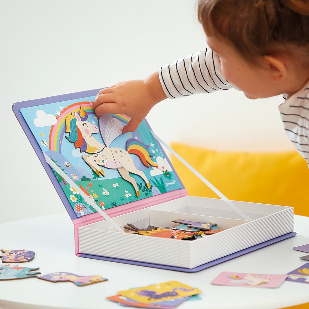 Janod Magnéti'Book Unicorni - Gioco Educativo Magnetico con 44 Calamite e 10 Modelli - Giocattolo in Cartone FSC per Bambini dai 3 Anni