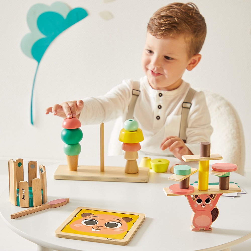 Janod Box Giochi Neonato - Giocattolo Educativo Multisensoriale per Bambini dai 36 Mesi con Abaco, Gioco di Equilibrio, Carillon e Puzzle