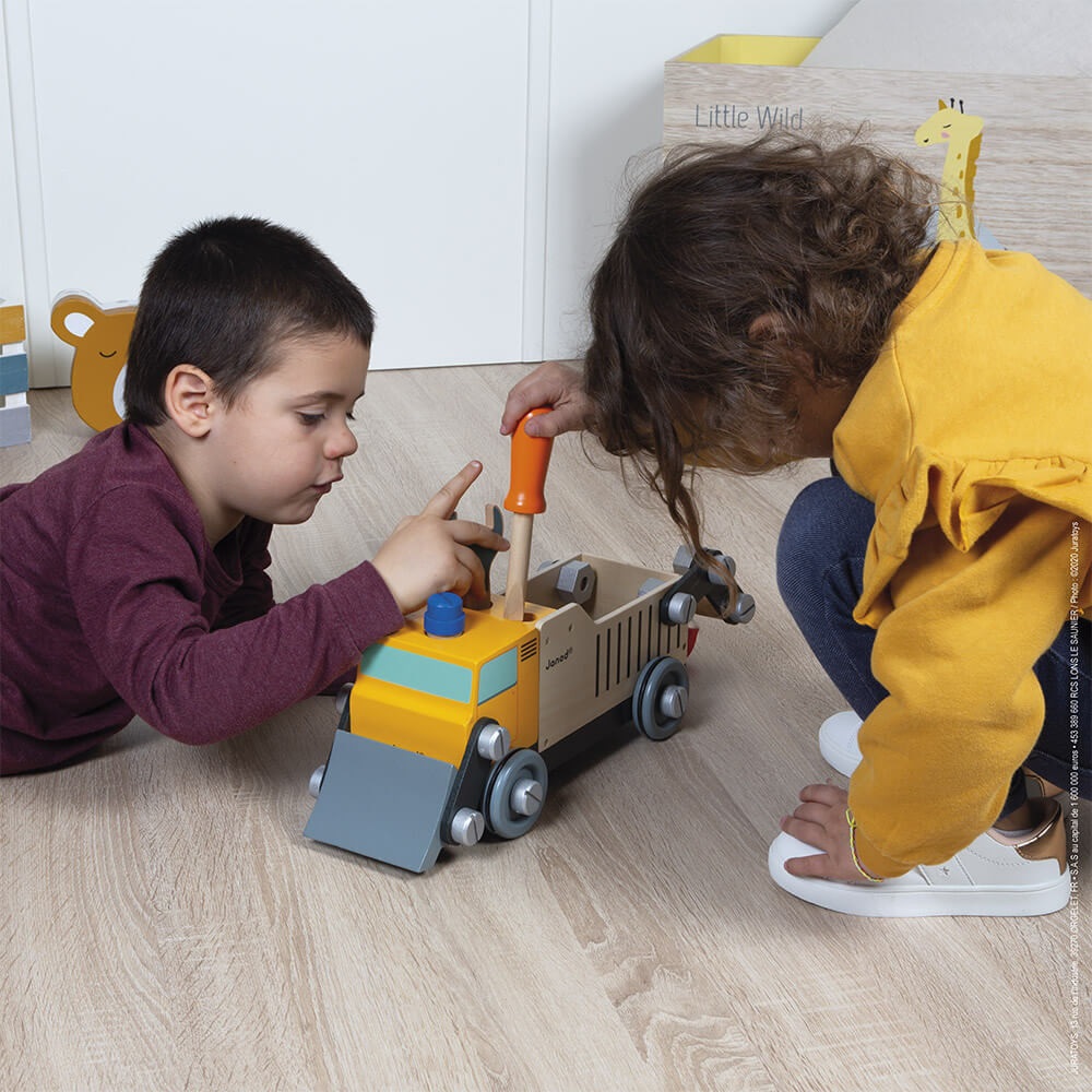 Janod Brico'Kids Camion Cantiere in Legno - Giocattolo da Costruzione 2-in-1 con Viti e Bulloni - Sviluppo della Motricità Fine e dell'Immaginazione - Certificato FSC - A Partire da 3 Anni