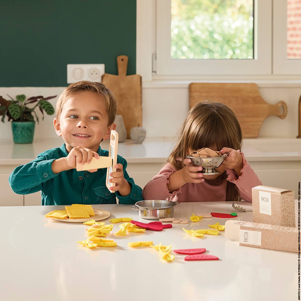 Janod Pasta Mix - Set di Pasta - Giocattolo Imitazione Cucina e Ristorante - 58 Elementi in Legno, Cartone e Feltro - Certificato FSC - Vernice ad Acqua - Dai 3 Anni, J06598