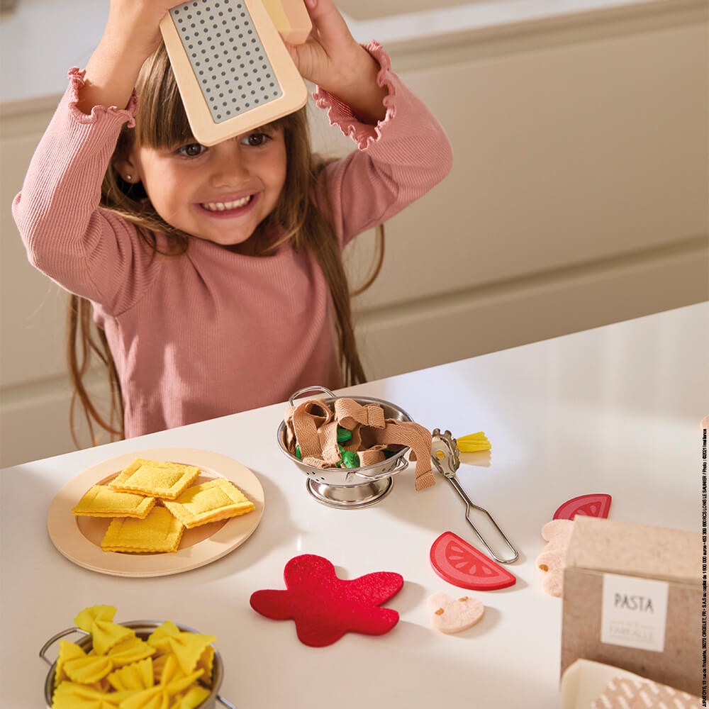 Janod Pasta Mix - Set di Pasta - Giocattolo Imitazione Cucina e Ristorante - 58 Elementi in Legno, Cartone e Feltro - Certificato FSC - Vernice ad Acqua - Dai 3 Anni, J06598
