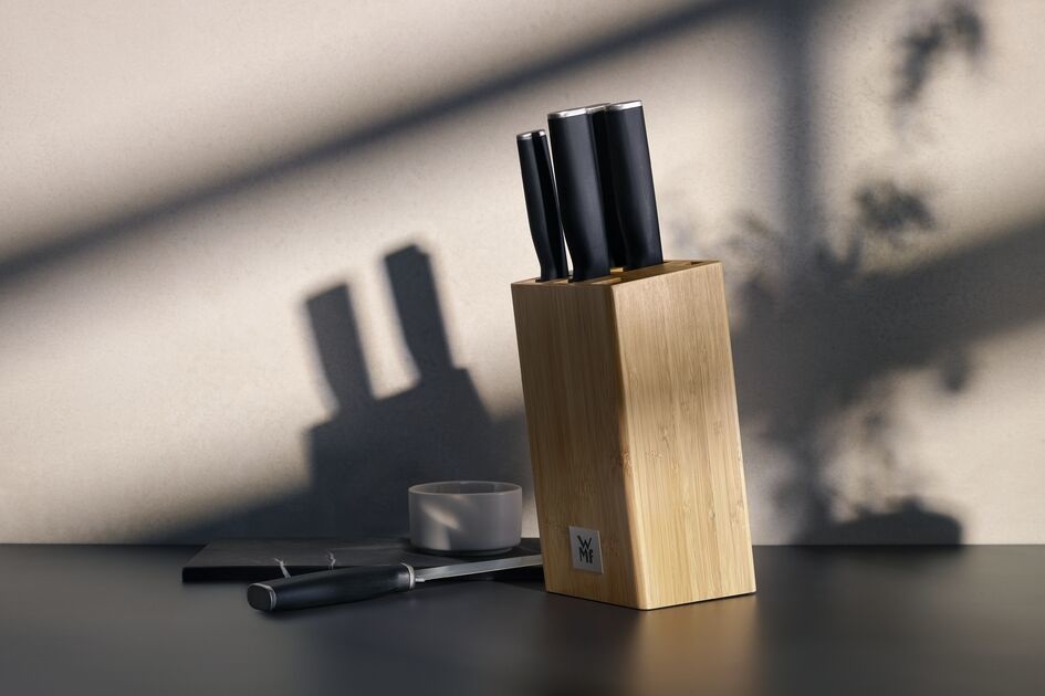 WMF Kineo Set 6 pezzi - 4 coltelli in acciaio temprato, forbici multiuso e supporto FlexTec in bambù