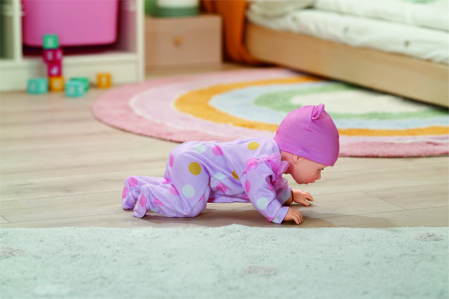 Zapf BABY born Emily Cammina con me - Bambola 43 cm con funzionalità elettroniche, gattona e cammina, tutina e berretto rosa inclusi, adatta per bambini dai 3 anni