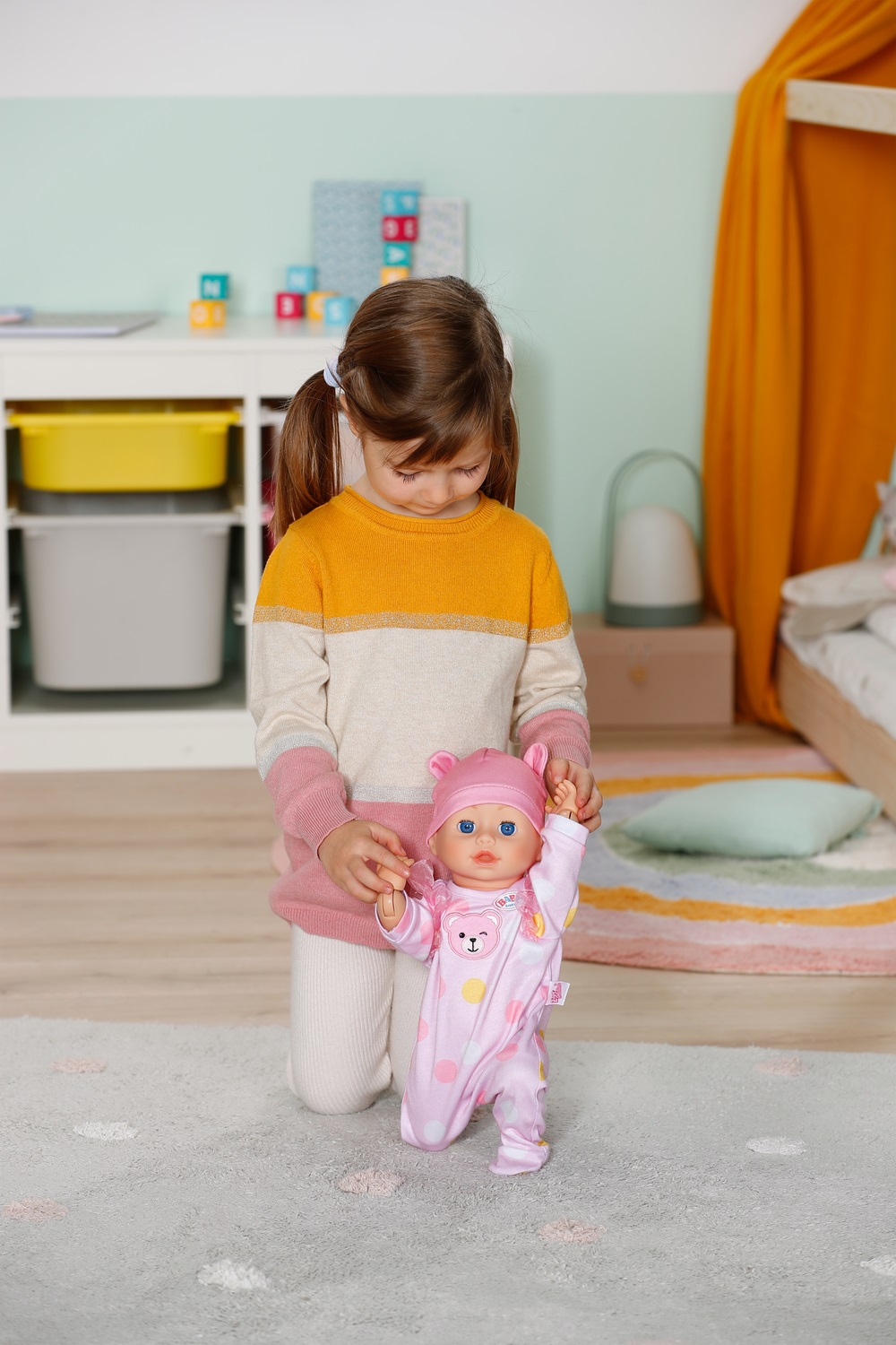 Zapf BABY born Emily Cammina con me - Bambola 43 cm con funzionalità elettroniche, gattona e cammina, tutina e berretto rosa inclusi, adatta per bambini dai 3 anni