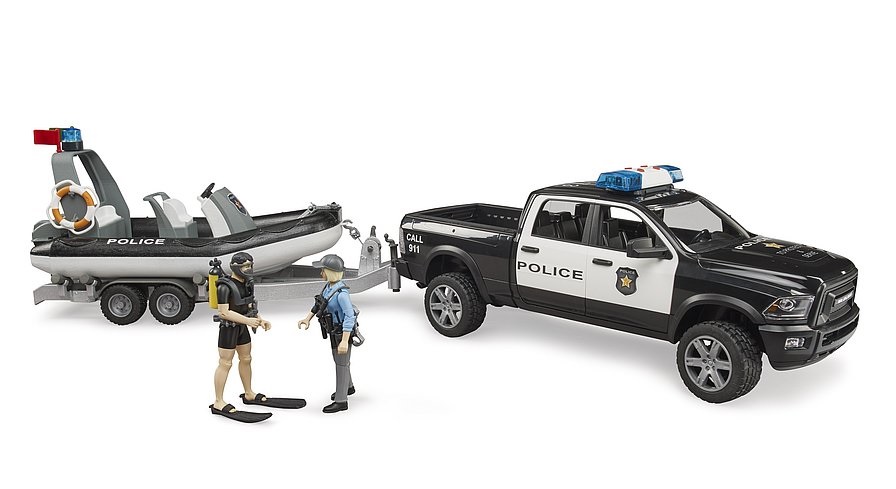 BRUDER RAM 2500 Pick Up Polizia con Rimorchio, Gommone e 2 Figure - Veicolo Fuoristrada con Luci e Suoni