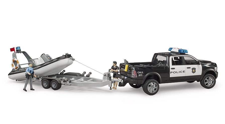 BRUDER RAM 2500 Pick Up Polizia con Rimorchio, Gommone e 2 Figure - Veicolo Fuoristrada con Luci e Suoni