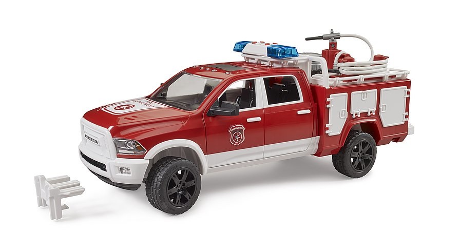 BRUDER RAM 2500 Power Wagon Pompieri con Luci e Suoni - Camion dei Pompieri Giocattolo per Bambini da 4 Anni