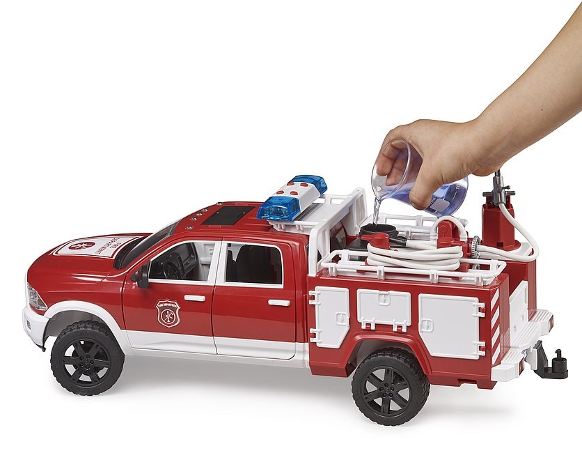 BRUDER RAM 2500 Power Wagon Pompieri con Luci e Suoni - Camion dei Pompieri Giocattolo per Bambini da 4 Anni