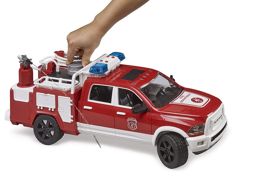 BRUDER RAM 2500 Power Wagon Pompieri con Luci e Suoni - Camion dei Pompieri Giocattolo per Bambini da 4 Anni