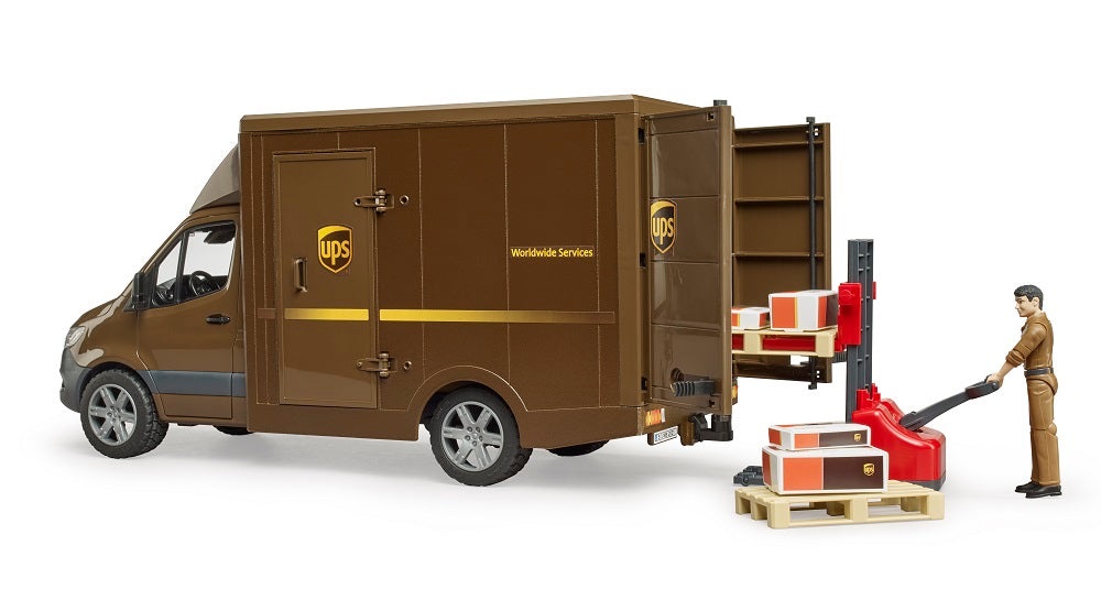 BRUDER MB Sprinter UPS con Personaggio bworld, Transpallet Manuale e Accessori - Modellino di Camion di Consegna Scala 1:16
