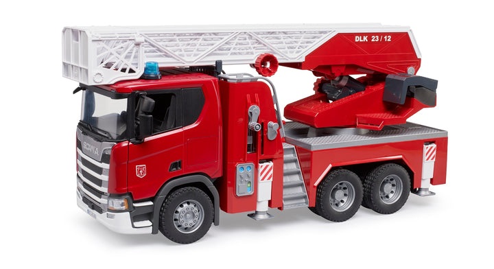 BRUDER Scania Super 560R Camion Pompieri con Scala Girevole, Pompa dell'Acqua e Modulo Luci e Suoni - Giocattolo per Bambini
