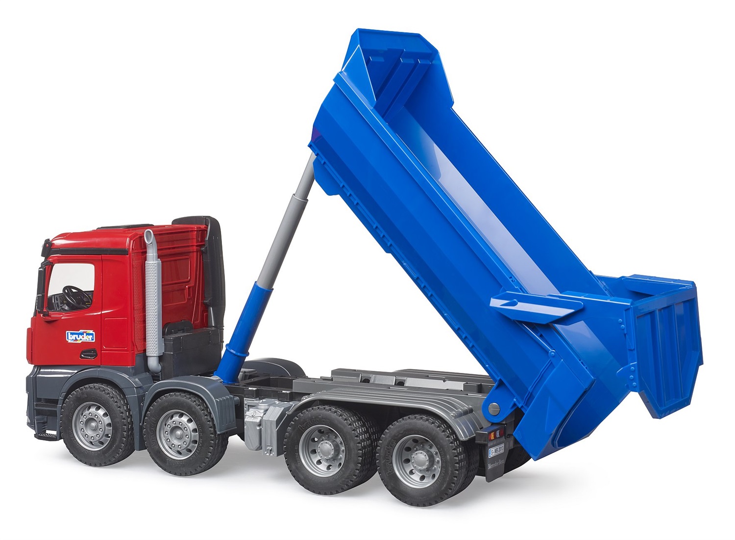 BRUDER MB Arocs Halfpipe - Camion Ribaltabile Giocattolo con Cabina Interattiva, Scala 1:16