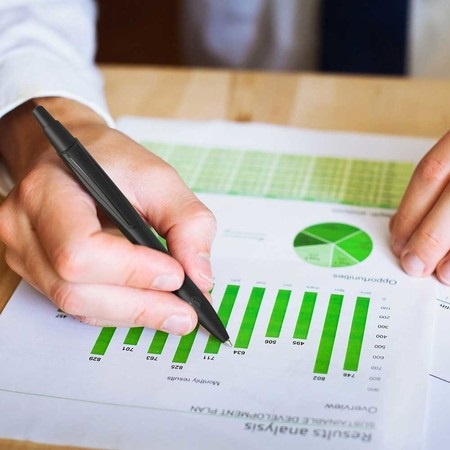 Schneider Reco Penna a sfera retrattile a scatto - Fusto nero, Inchiostro nero, Tratto medio (M), 92% plastica riciclata, Certificazione Blue Angel