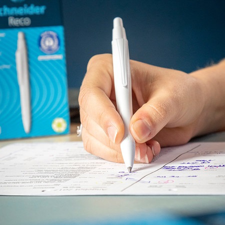 Schneider Reco Penna a sfera a scatto - Fusto bianco, Inchiostro blu, Tratto medio (M), 92% plastica riciclata, Certificazione Blue Angel