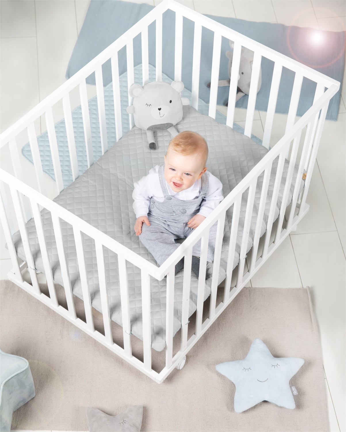 Roba Box per Bambini Roba Style - Rettangolare 75 x 100 cm - Bianco e Grigio con Cuscinetti di Protezione, Paracolpi, Base Regolabile a 3 Altezze e 4 Ruote con Freni