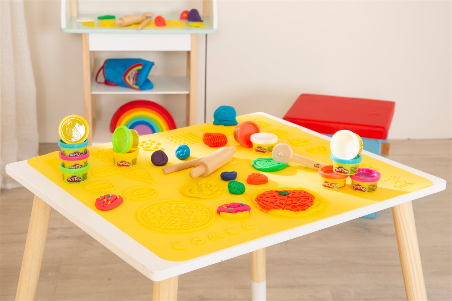 roba x Play-Doh Set Tavolo e Sedia per Bambini in Legno Certificato FSC - Include 6 Barattoli di Pasta Modellabile, 3 Strumenti e Tappetino Creativo 3D - Età da 3 Anni