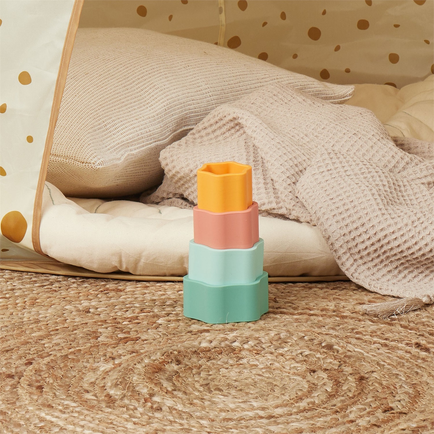 Bieco Tazza Impilabile in Silicone Tropical Vibes - Set di 4 Pezzi per Bambini da 12 Mesi, Sviluppo della Coordinazione e Motricità Fine