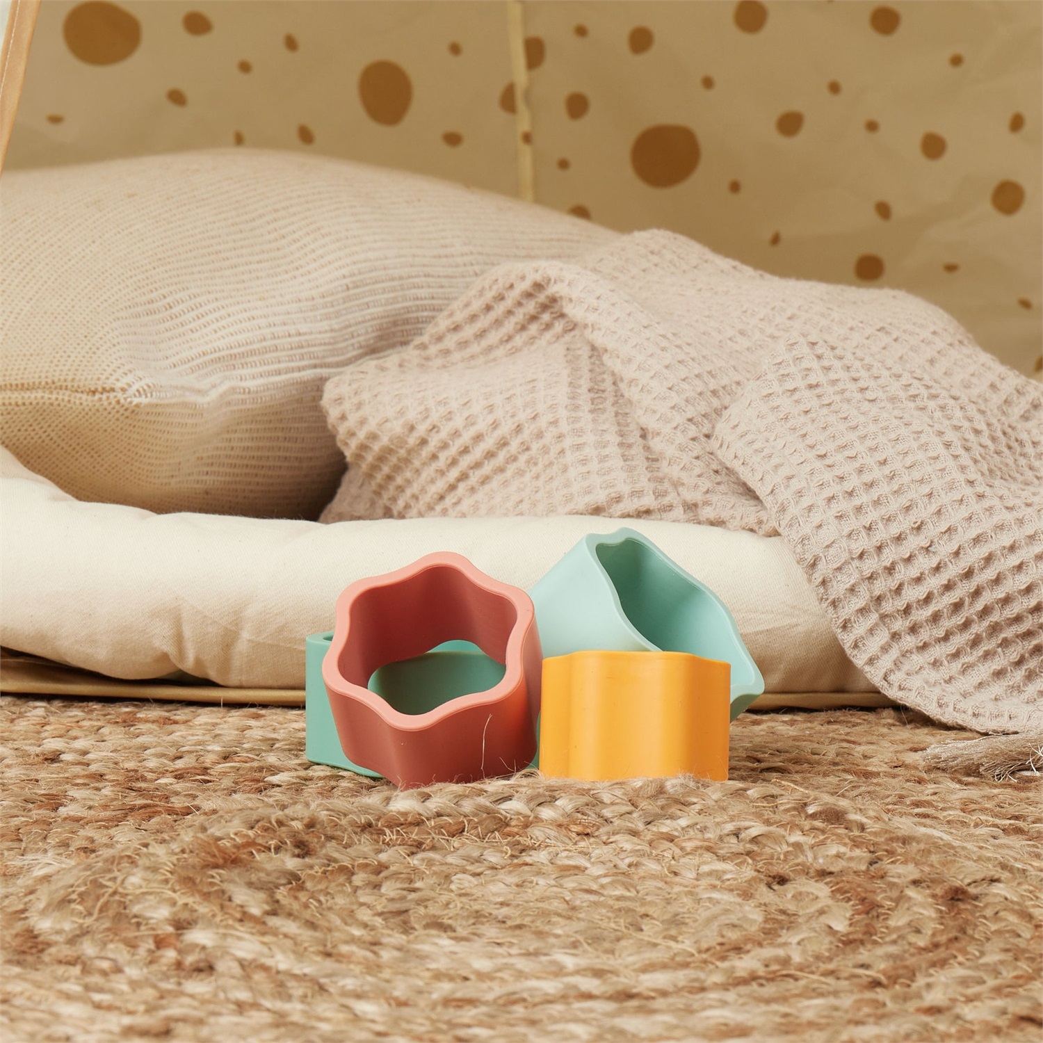 Bieco Tazza Impilabile in Silicone Tropical Vibes - Set di 4 Pezzi per Bambini da 12 Mesi, Sviluppo della Coordinazione e Motricità Fine