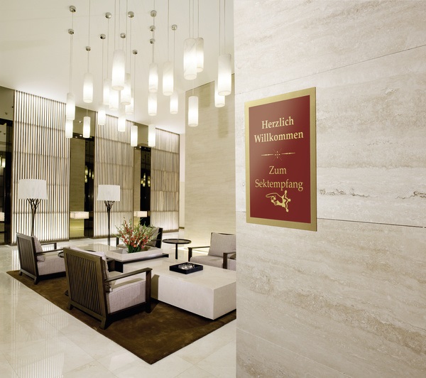 Durable DURAFRAME A4 Cornice Espositiva Adesiva Oro - 236x323mm, Confezione da 2 Pezzi