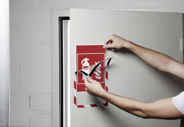 Durable 4945132 Duraframe Magnetic Security - Cornice Espositiva Magnetica A4 per Segnaletica di Sicurezza, Confezione da 5 Pezzi, Rosso/Bianco