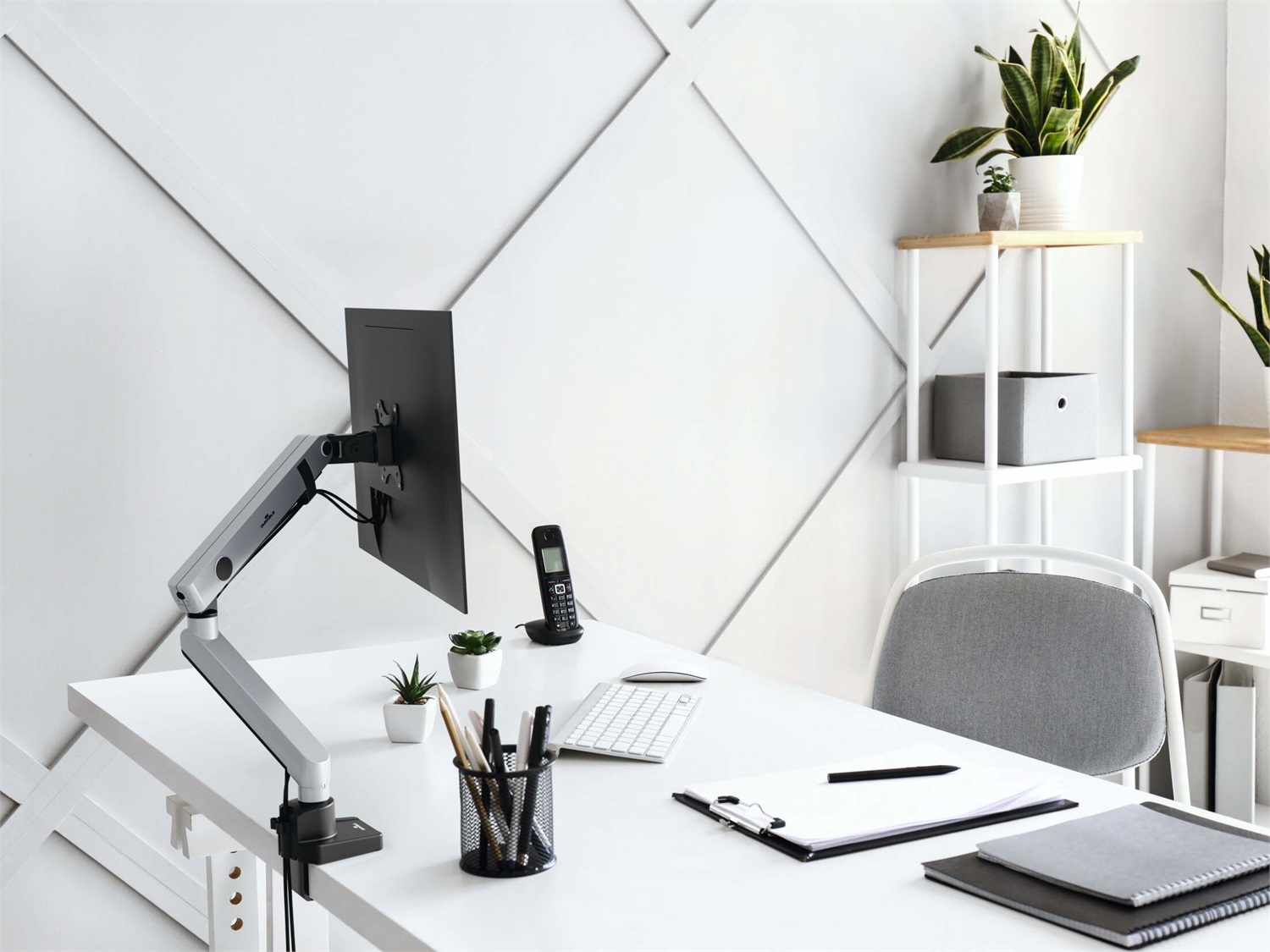 Durable Braccio Porta Monitor Select Plus 5096-23 - Argento, per 1 Monitor fino a 32'' e 8 kg, Regolabile in Altezza, Inclinabile e Ruotabile