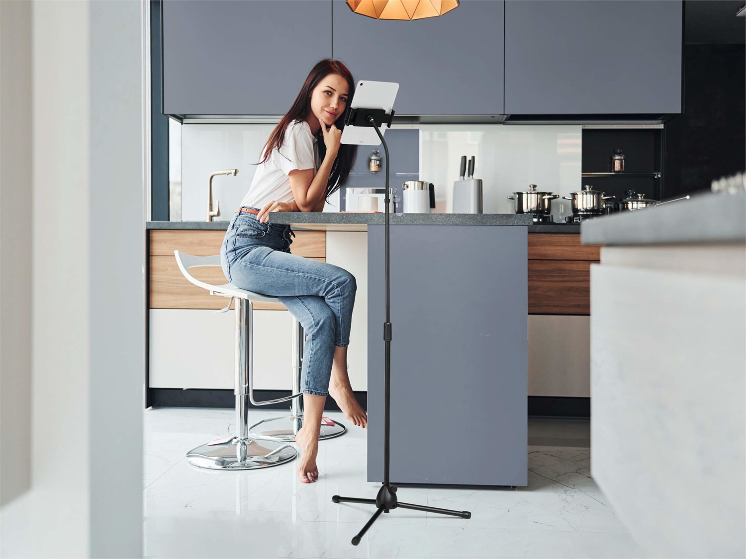Durable TWIST FLOOR Supporto da pavimento per smartphone e tablet 4.7-13 pollici, altezza regolabile fino a 1,72 m, braccio snodabile, giunto sferico, sacca da 70 cm inclusa