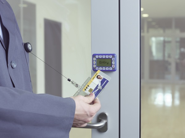 Durable Portabadge Rigido Chiuso con Chiocciola Yo-Yo, 1 Tessera, 54x87 mm, Confezione da 10 Pezzi