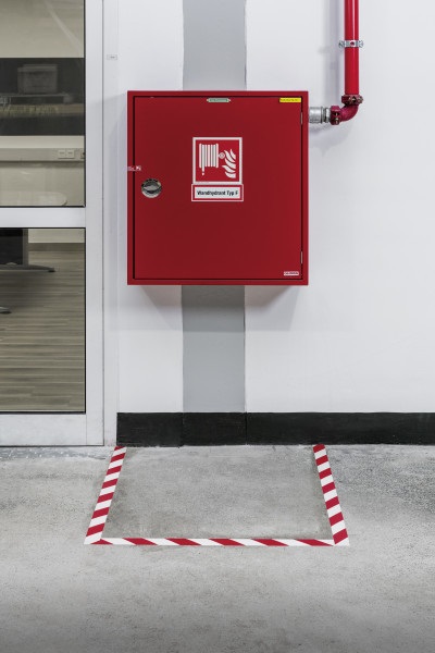 Durable 1726132 - Nastro Adesivo Antiscivolo Bicolore DURALINE STRONG 50 mm x 30 m, Rosso/Bianco per Segnaletica Orizzontale