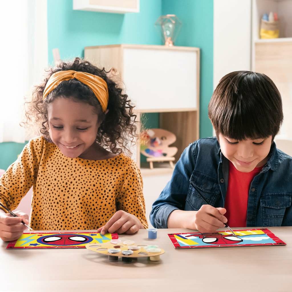 Ravensburger CreArt Serie Junior Spidey - Kit di Pittura per Bambini, Dipingere con i Numeri, Include 2 Tavole Prestampate e Pennello, 32x22 cm, Età 5 Anni
