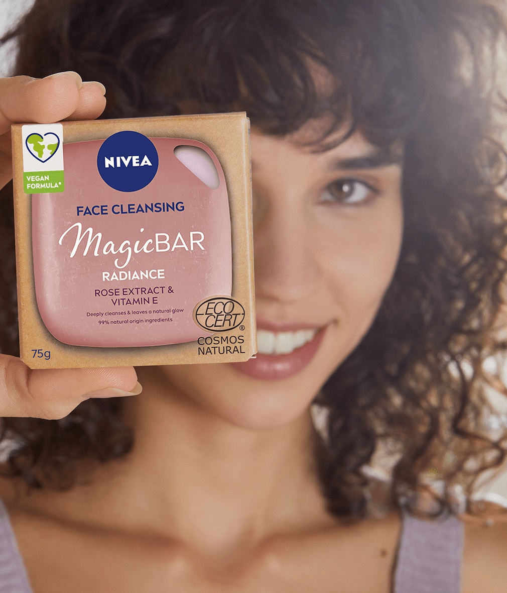 NIVEA Naturally Clean Detergente Viso Solido Illuminante 75 g - Con Olio di Mandorla e Mirtilli, 99% Ingredienti Naturali, 100% Vegan e Senza Plastica