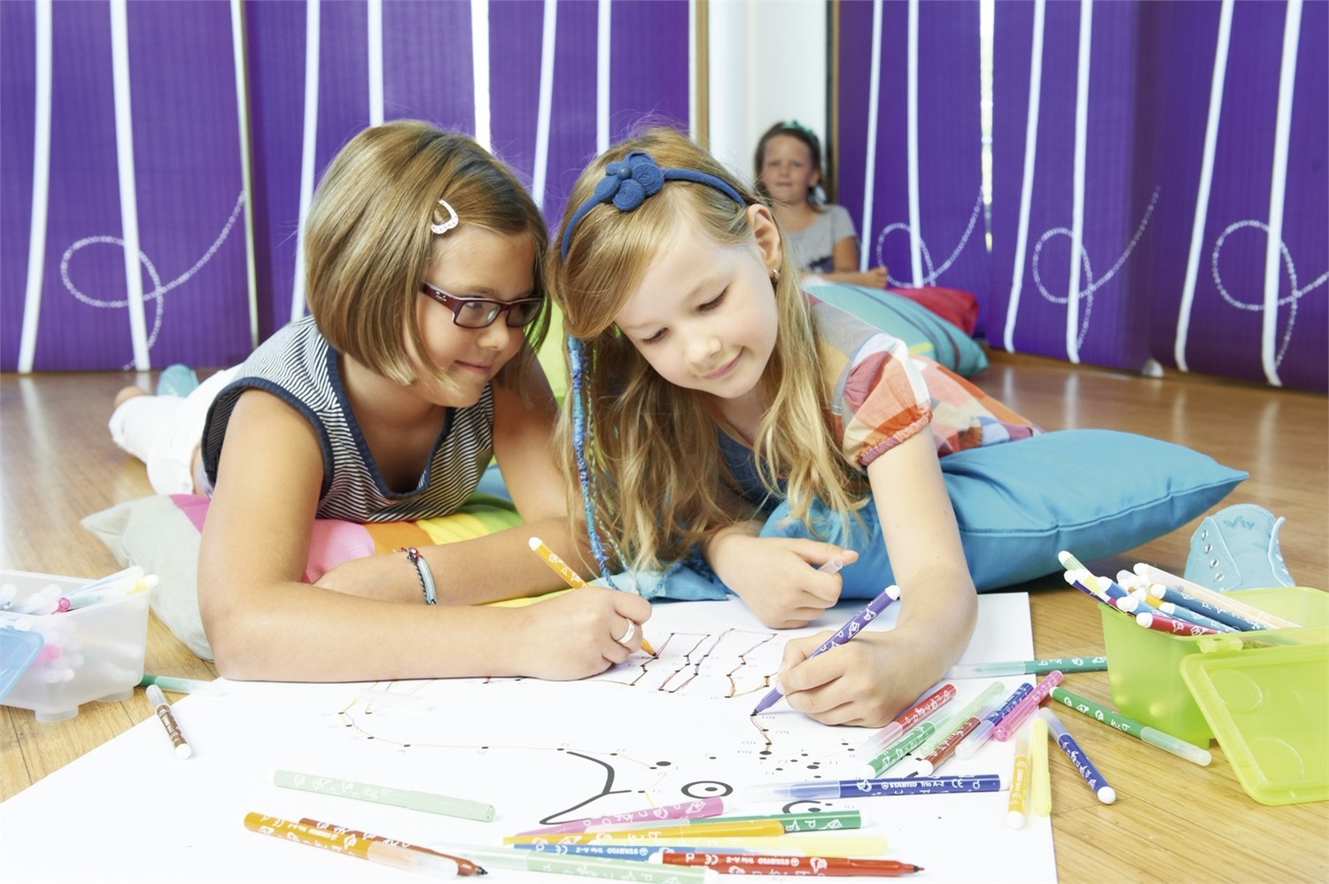 STABILO Trio A-Z - Pennarello a Punta Fine 0,7 mm con Fusto Triangolare - Confezione da 30 Colori Assortiti