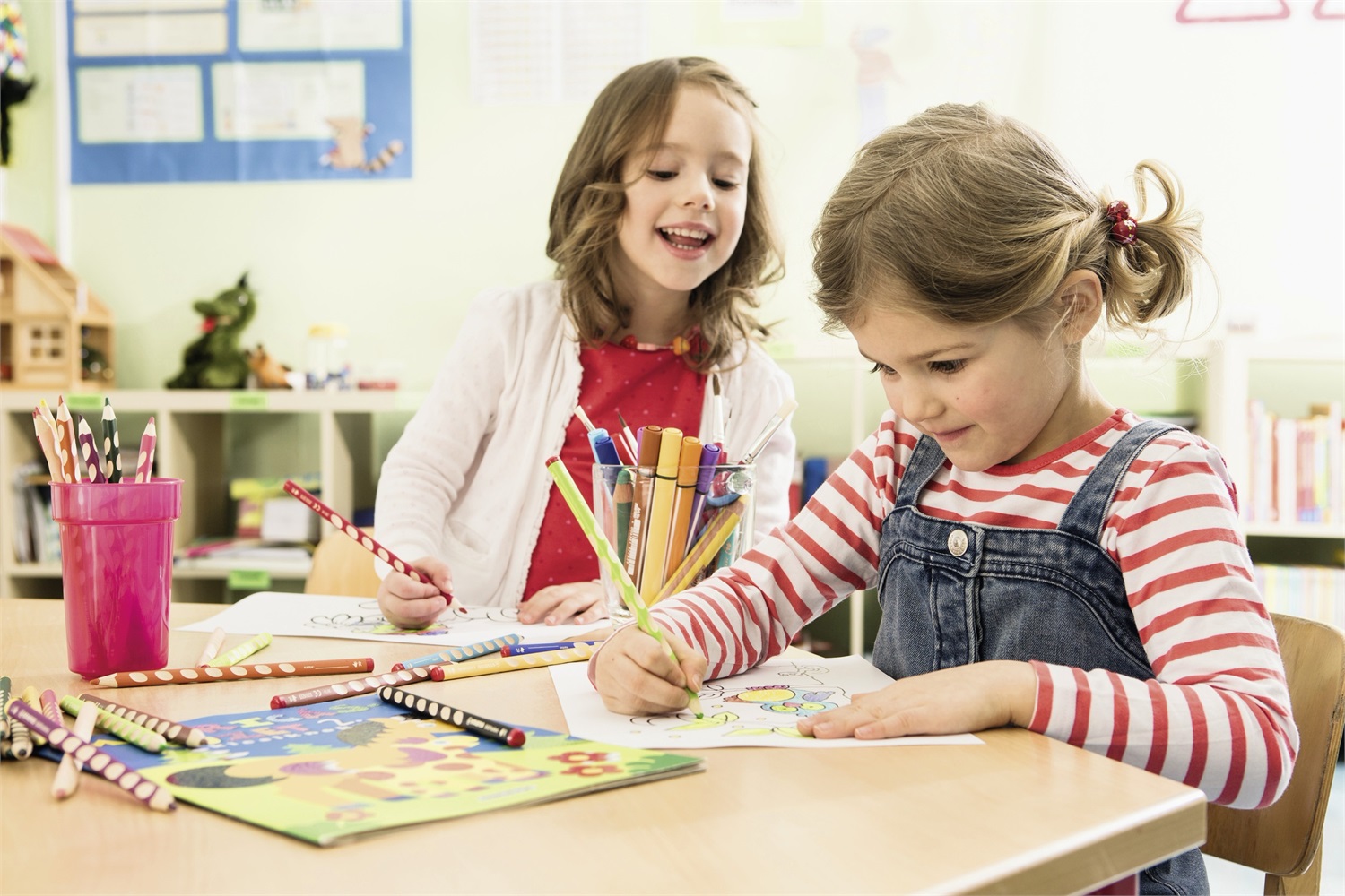 STABILO EASYcolors - Matite Colorate Ergonomiche per Mancini - Astuccio da 12 Colori Assortiti con Temperino - Fusto Triangolare e Antiscivolo