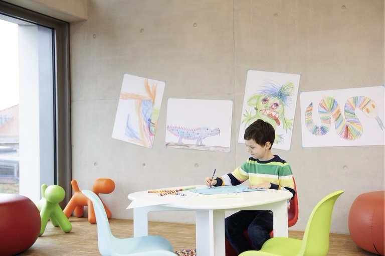 STABILO EASYcolors - Matite Colorate Ergonomiche per Mancini - Astuccio da 12 Colori Assortiti con Temperino - Fusto Triangolare e Antiscivolo