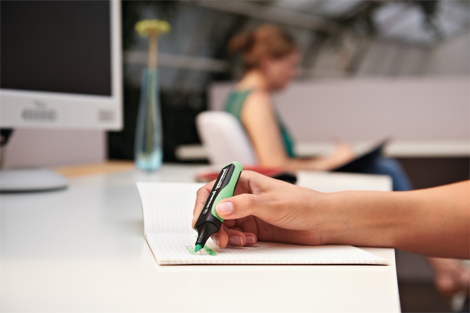 STABILO GREEN BOSS Evidenziatore Ecosostenibile - Astuccio da 4 Colori Assortiti (Giallo, Verde, Arancione, Rosa) - Punta a Scalpello 2-5 mm - 83% Plastica Riciclata - Tecnologia Anti-Dry-Out