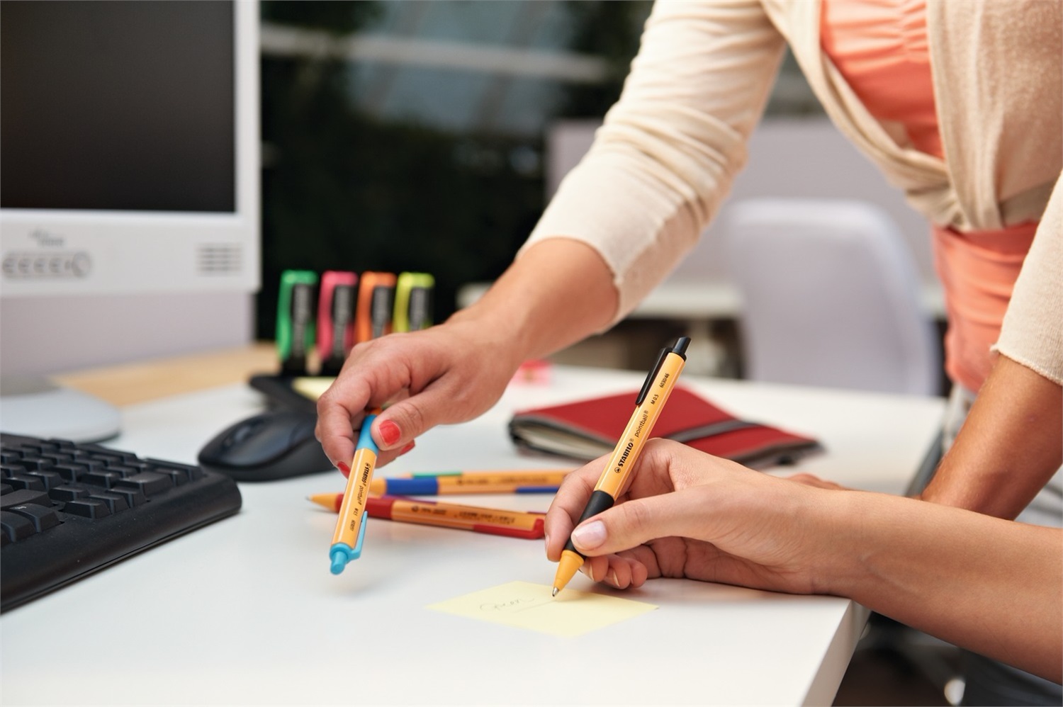 STABILO Pointball Penna a sfera a scatto Blu - Tratto 0,5 mm, 79% Plastica Riciclata, Impugnatura in Gomma Anti-Scivolo
