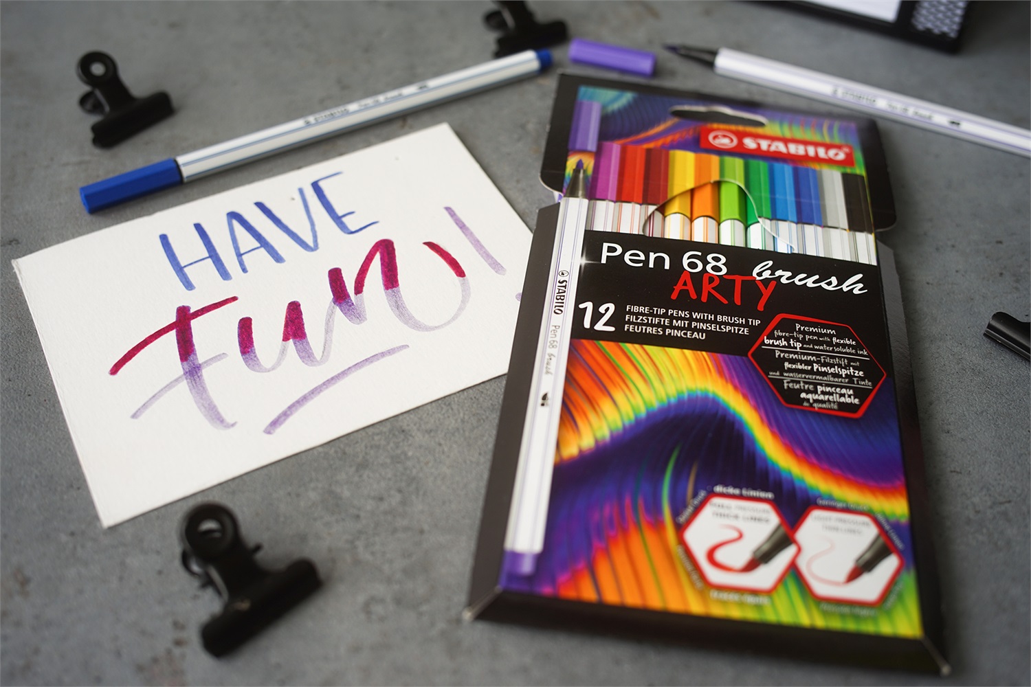 Stabilo Pen 68 brush ARTY - Pennarello a pennello, astuccio da 12 colori assortiti, inchiostro a base d'acqua, acquarellabile e miscelabile