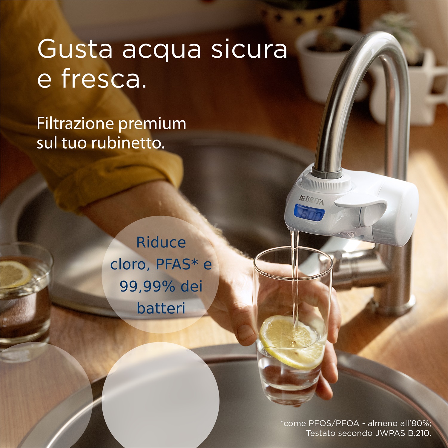 BRITA Filtro acqua rubinetto ON TAP V-MF (600L) - Riduce cloro, PFAS, elimina il 99,99% dei batteri, filtra microparticelle e metalli - Sostituzione semplice e monitoraggio della durata